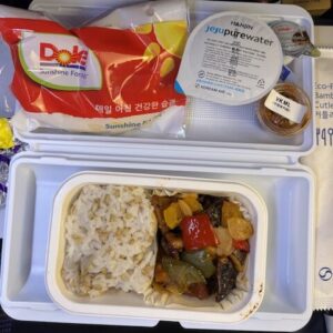 ご飯が茶色い！そしてデザートの主張がすごい（笑）。