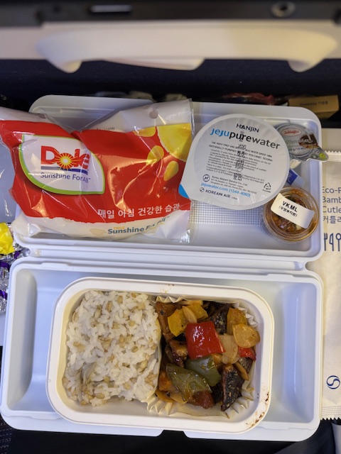 ご飯が茶色い!そしてデザートの主張がすごい(笑)。