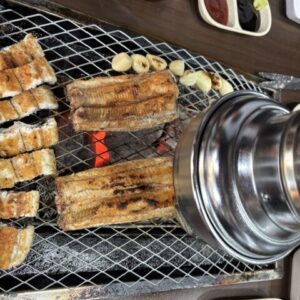 こんがり焼き上がったうなぎと一緒に焼くにんにく