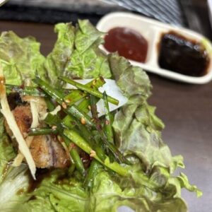 サンチュや薬味で包んだうなぎの一口カット