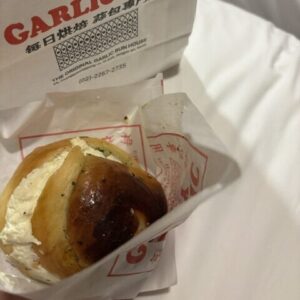 GARLIC BOYの紙袋とトリュフガーリックパン