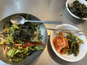 野菜たっぷりの麦ご飯とキムチ