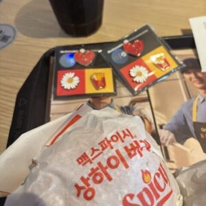 マクスパイシー上海バーガーと限定ピンバッジ