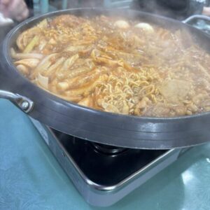 グツグツ煮立つ大鍋トッポギ