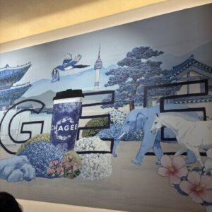 CHAGEEの店内にある青いアート壁画